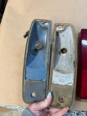 Par de carcasas de luces traseras Bronco 1964-1966 camioneta Ford 1966 1967 64-67 OEM Foto 1 de 2
