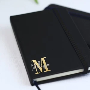 Personalisiertes A6 gefüttertes festes Monogramm-Notizbuch schwarz Initiale & Name Notizblock - Bild 1 von 9