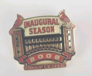 Cardenales de San Luis 2006 temporada inaugural - líder de grupo - prendedor de béisbol MLB - Imagen 1 de 2