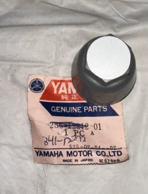 Ajustador tensor de cadena de leva Yamaha XS1 XS1B XS2 TX650 TAPA 256-12212-01-00 NUEVO DE STOCK Foto 1 de 4