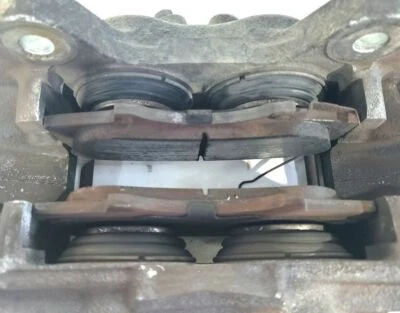 Pinza de freno delantera derecha Toyota FJ Cruiser 2008 OEM Foto 1 de 4