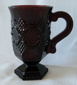 TAZA DE CAFÉ AVON 1876 CAPA BACALAO ROJO RUBÍ 3,75" PATAS VINTAGE - Imagen 1 de 3