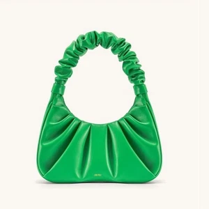 Bolso de hombro vegano acanalado JW PEI Gabbi en verde hierba - Imagen 1 de 12