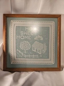 Tapete de ganchillo vintage "Home Sweet Home" en marco de madera con azul y... - Imagen 1 de 7