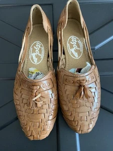 Mexican Huarache flats Women's size 5.5 Leather Beige colored sandals - Picture 1 of 13