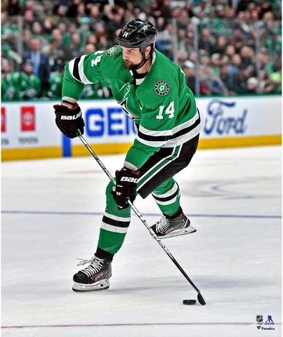Jamie Benn Dallas Stars Unsigned Green Jersey Shooting Photograph Cover