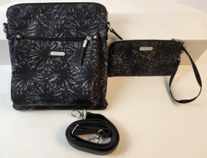 Baggalini Go Bagg con polso, stampa fiori di mezzanotte. Excel Cond con cinturino in pelle - Foto 1 di 8