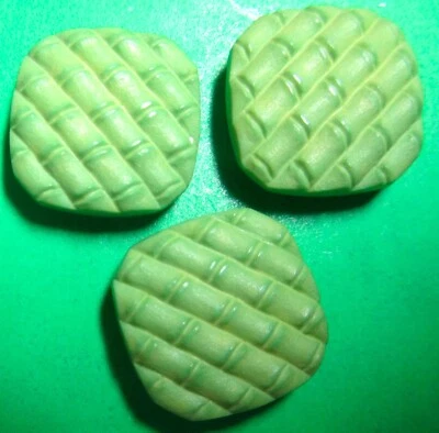 (3) La MODE 3/4" MODIFIED SQUARE GREEN PLASTIC SHANK BUTTONS NOS-P53 - Image 1 of 2