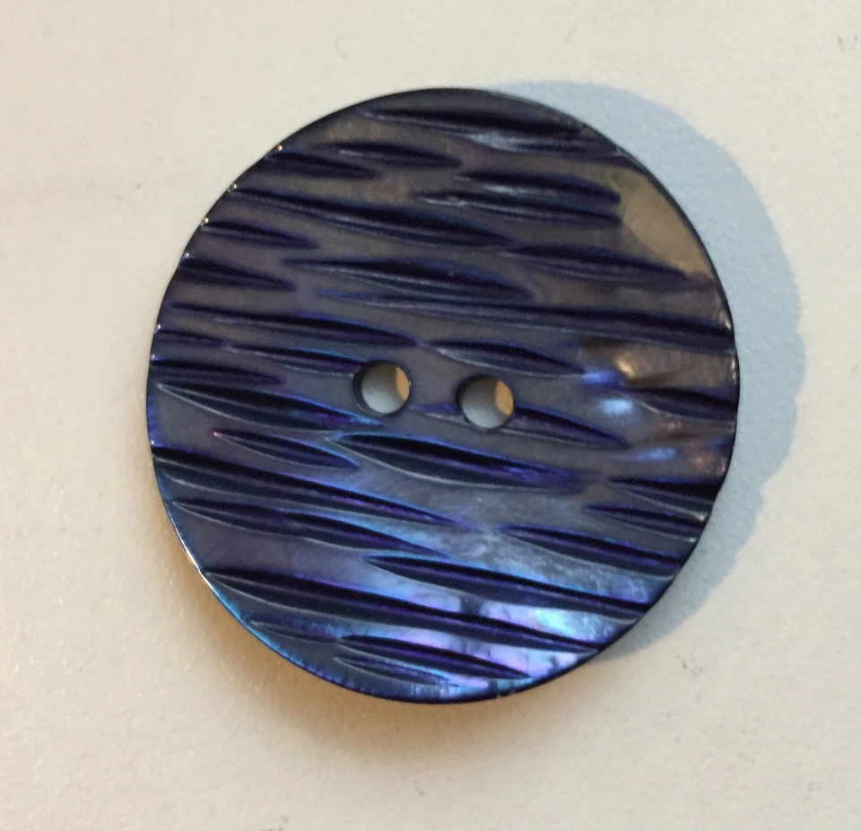 Perlmuttknöpfe: 1 großer blauer, verzierter Knopf, 38mm - Bild 1 von 1