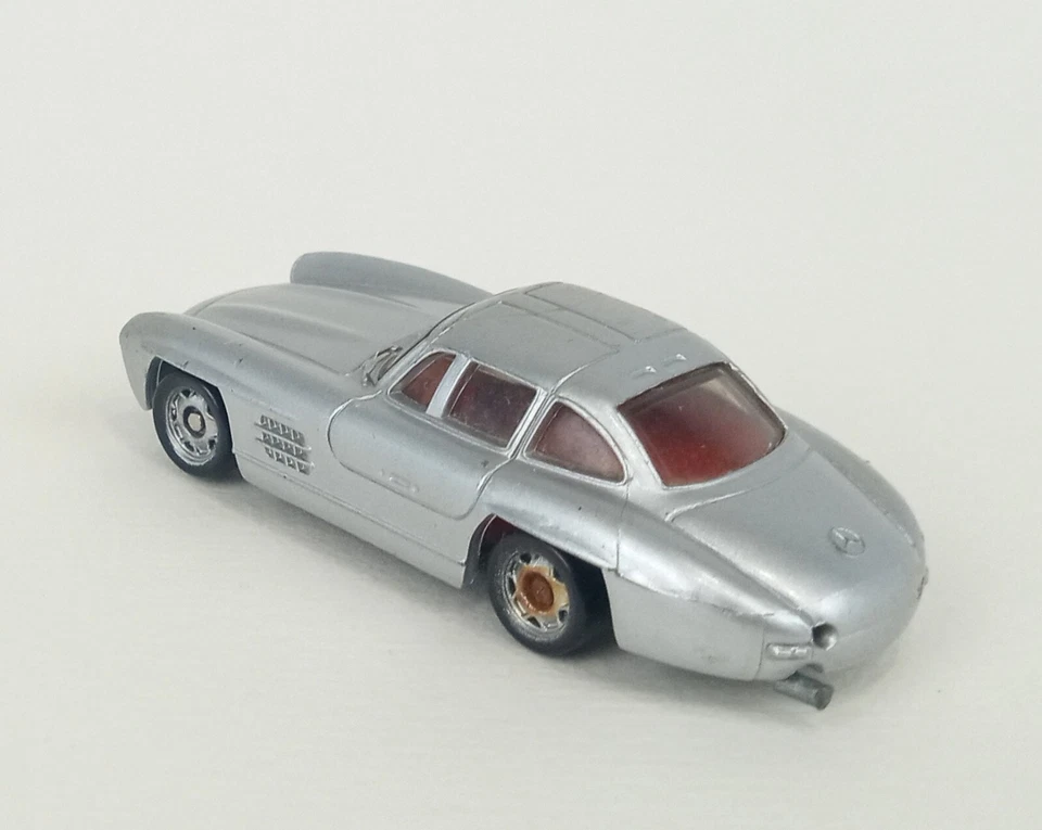 Mercedes 300 SL Gullwing silver on red  Mini exact model 1:87 Monogram INC. 1989 - Image 1 of 4