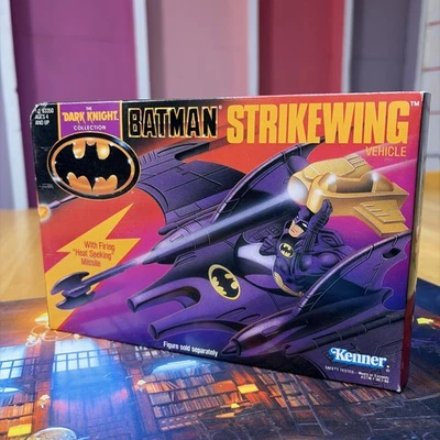 Kenner The Dark Knight Collection 1990: vehículo Batman Strikewing sellado Foto 1 de 4