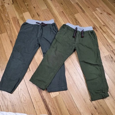 Dos pares de pantalones para niños uno gris oscuro uno verde talla 4Y cordón cintura elástica Foto 1 de 4