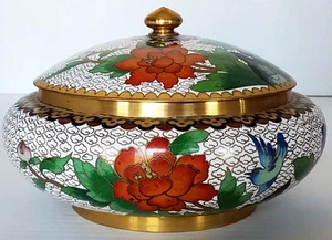 Cloisonne Lidded Round Box Brass Inlay Finial Mums Birds White/Gold/Red/Blue/Grn - Afbeelding 1 van 19