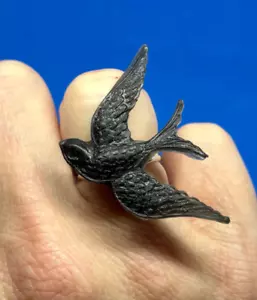 Único ANILLO DE GOLONDRINA NEGRO regalo AJUSTABLE pájaro RÁPIDO resina HECHO A MANO regalo en caja - Imagen 1 de 2