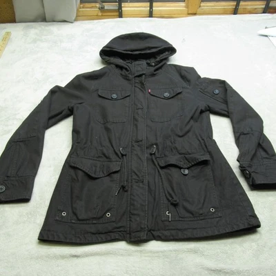 Chaqueta Levis para mujer grande negra aislada con capucha cremallera completa parka utilitaria de campo Foto 1 de 4