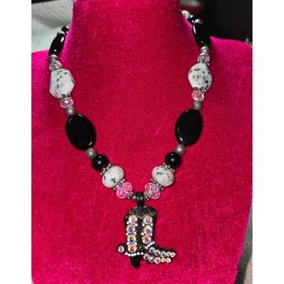 Collar con cuentas con dije de bota de vaquero occidental estrás negro joyería distintiva Foto 1 de 4