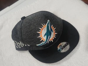 ✅️Cappello Berretto Miami Dolphins GIOVENTÙ Schiena Grigio Nuova Era 9FIFTY NFL *AARON* Ricamo  - Foto 1 di 5