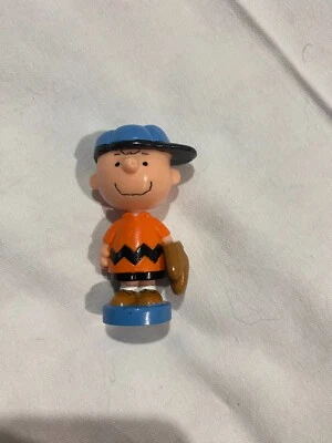 Pieza de ajedrez Charlie Brown con camisa naranja Foto 1 de 2