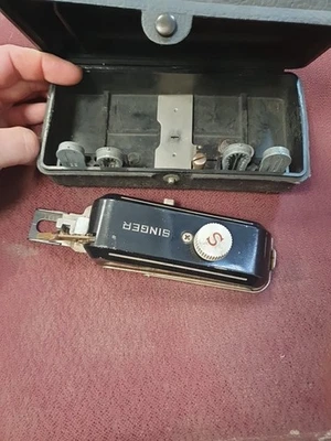 1948 Vintage SINGER Button Holder 160506 Attachment Templates Featherweight 221 - Image 1 of 4