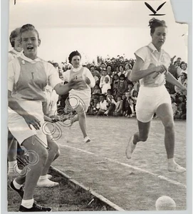 Foto de prensa deportiva 1962 para correr relevo carrera con bastón @ campo de pista - Imagen 1 de 2