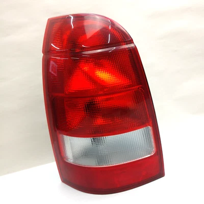Luz trasera izquierda para conductor de vagón Saturn LW200 LW300 2003-2004 Foto 1 de 4