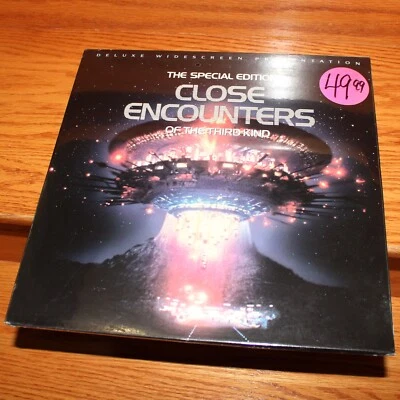 CLOSE ENCOUNTERS OF THE THIRD KIND Deluxe Widescreen Special Edition Laserdisc - Image 1 of 4