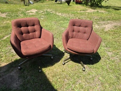 Dos sillas giratorias acolchadas rojas y azules vintage de mediados de siglo reforzadas Foto 1 de 4
