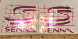 Par de calcomanías adhesivas con logotipo troquelado de lámina cromada púrpura Ayrton Senna "DOUBLE S" - Imagen 1 de 2