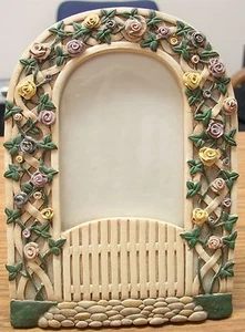 Puerta de campo de resina y enrejado con flores, marco de fotos de mesa, 5 3/4" x 7 7/8 - Imagen 1 de 2