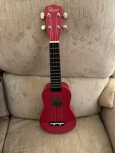 Redwood S10 Ukulele Red + Bag. Pre-owned, Immaculate. No marks, possibly Unused - Picture 1 of 6