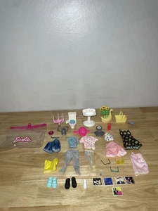 Konvolut Barbie & Ken Kleidung und Einzelteile Vintage Ken schwarze Sandalen & Töpfchentraining - Bild 1 von 17