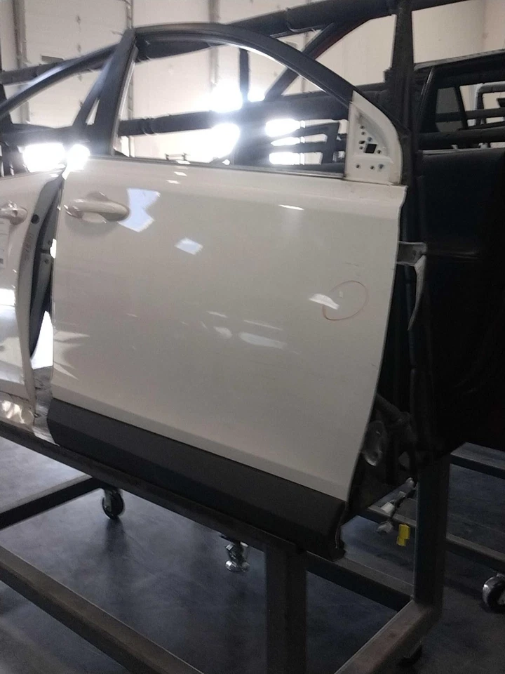 Conjunto de puerta delantera derecha usado se adapta a: Toyota Rav4 2017 ventanas eléctricas gas Foto 1 de 4