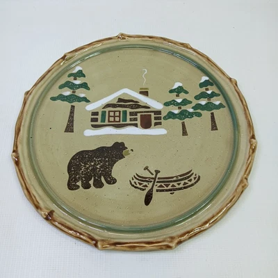 Plato de queso Sonoma Lodge 9" redondo figurativo vida+estilo oso canoa cabina cerámica Foto 1 de 4