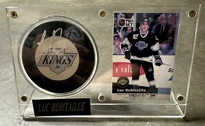 Loc Robitaille - LA KINGS - Disco firmado con tarjeta de hockey en soporte de exhibición Foto 1 de 2