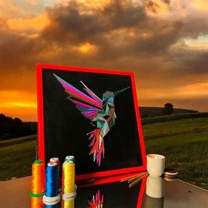 Kit de arte de cuerda de colibrí - Tablero de madera cuadrado de 50x50 cm con clavos, hilos - Imagen 1 de 7