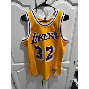 Camiseta Mitchell & Ness Magic Johnson #32 Lakers 1984 Swingman Nueva con Etiquetas Mediana Dorada - Imagen 1 de 9