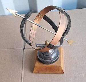 Sonnenubr aus Messing und Kupfer, Armillary-Sonnenzifferblatt auf Holzsockel, - Bild 1 von 8