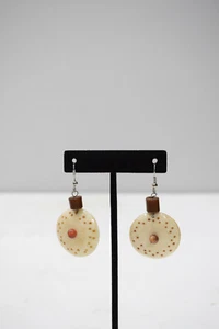 Pendientes colgantes grabados de hueso y cuerno - Imagen 1 de 2