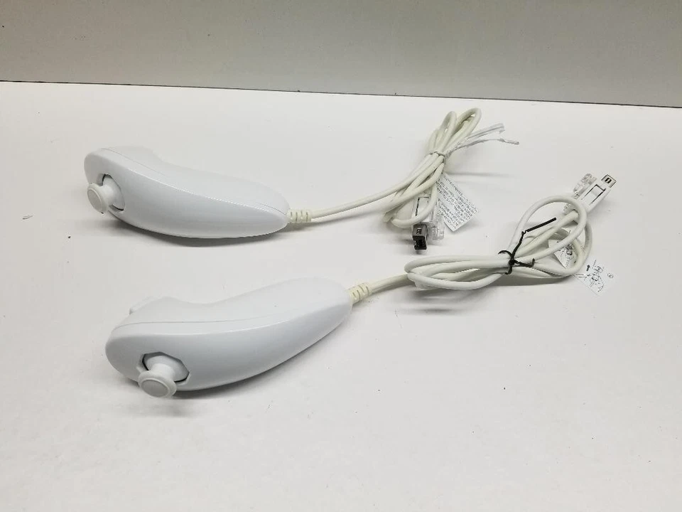 Lote de 2 Nunchucks Nunchuks Blancos Originales para Nintendo Wii Foto 1 de 1