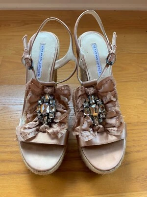 Cuñas Vera Wang Lavanda Etiqueta Satén Adornadas Talla 9 Foto 1 de 4