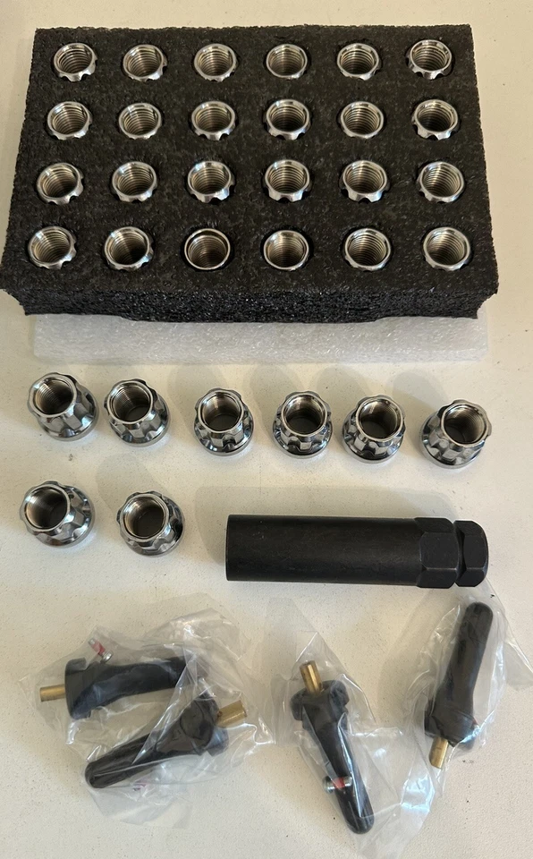 32 Chrome Spline Open Lug Nuts 9/16 Fits 8 Lug Chevy Dodge Ford + Security Key - Image 1 of 4