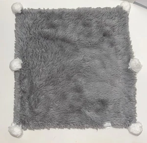 Manta/Lovey de seguridad para bebé Mud Pie gris con bolas de pompón blancas - Imagen 1 de 9