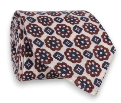 Gravata SUITSUPPLY de linho branca com padrão geométrico azul vermelho feita na Itália longa - Imagem 1 de 4