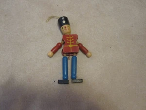 Vintage Spielzeug Soldat Holz Zugschnur Weihnachtsschmuck bemalt Holz - Bild 1 von 2
