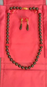 Gold-Toned & Exotic Deep Green Jade Necklace & Earrings With Silk Brocade Case - Bild 1 von 8