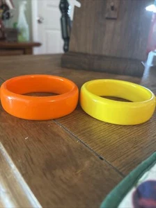 Zwei Kunststoff Armreifen 1 Zoll orange und gelb - Bild 1 von 2