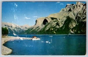 Lake Minnewanka, Banff National Park Alberta, 1952 Byron Harmon Chrome Postcard - Picture 1 of 2