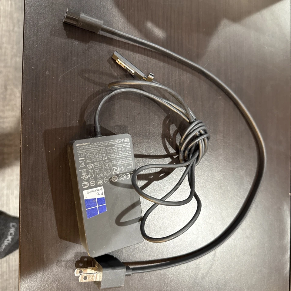 Microsoft Surface Charger 1536 12V 3.6A 48W - Image 1 of 4