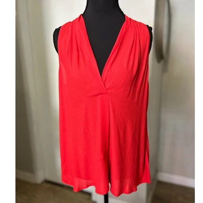 Regata feminina nova com etiquetas (US$ 34) EXUBERANTE poinsétia vermelha chiffon gola VNeck sem mangas média - Imagem 1 de 4