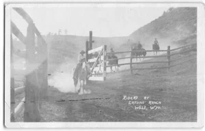 RPPC Wolf, Wyoming EATON'S RANCH Reiter 1910er antike Foto Postkarte - Bild 1 von 2